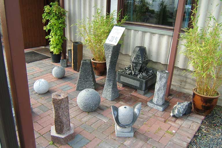 Kauniita kivilyhtyj ja graniittisia puutarhakoristteita