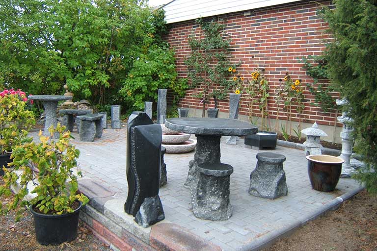 Harmoninen yhdistelmä graniittia ja kasvillisuutta