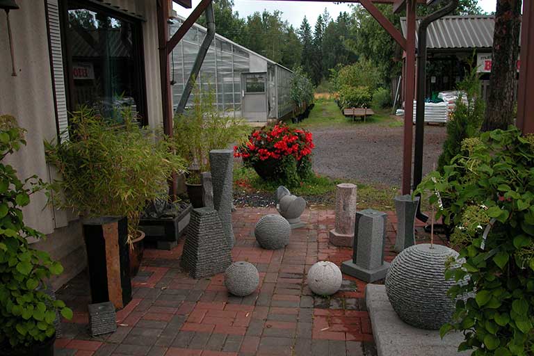 Öljylyhtyjä ja valaistuselementtejä puutarhaan