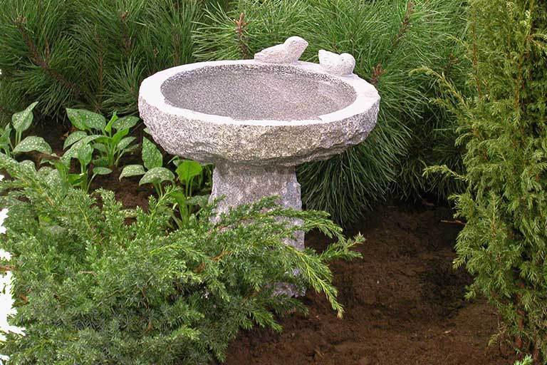 Eläinhahmoja ja koristeellisia kiviä puutarhaan