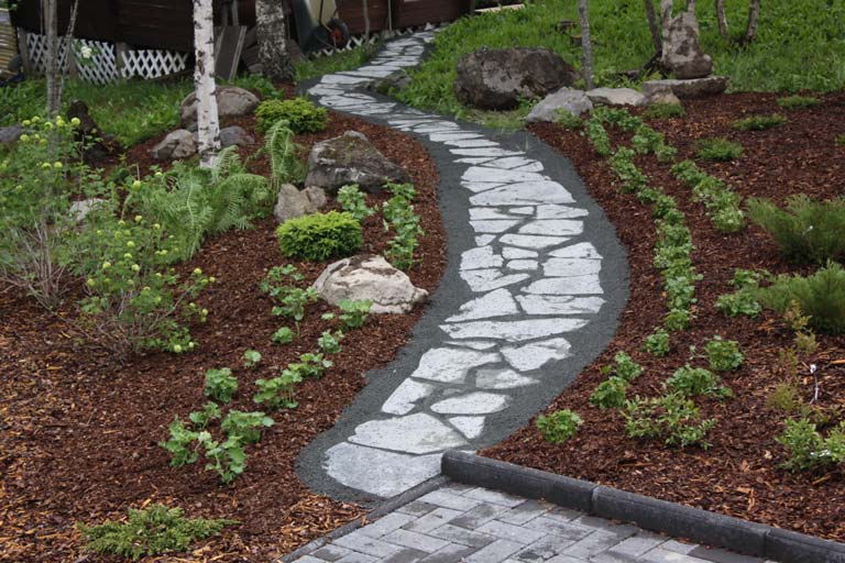 Asuntomessukohteen maisemasuunnittelu ja istutukset